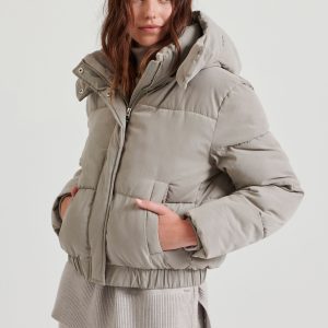 Puffer jacket with detachable hood