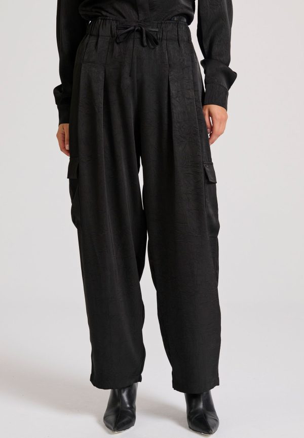 Loose fit cargo pants with 3D crinkled effect - Image 2