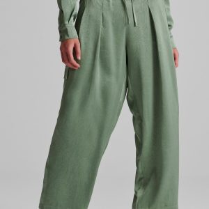 Loose fit cargo pants with 3D crinkled effect