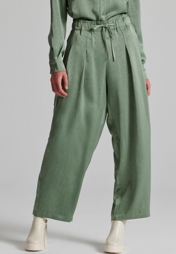 Loose fit cargo pants with 3D crinkled effect