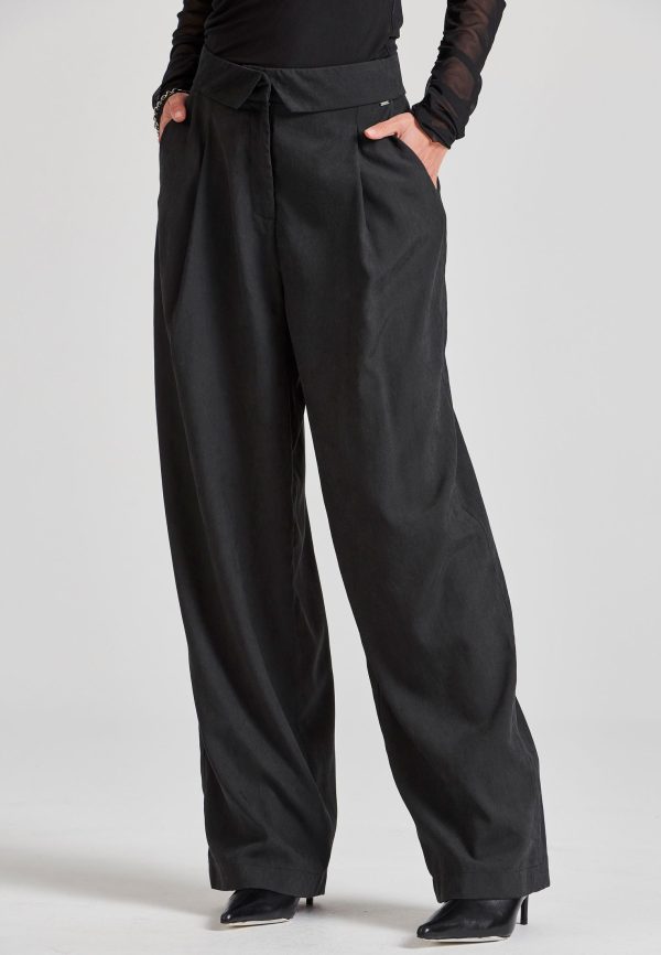 Wide leg fit pants with single waist pleat