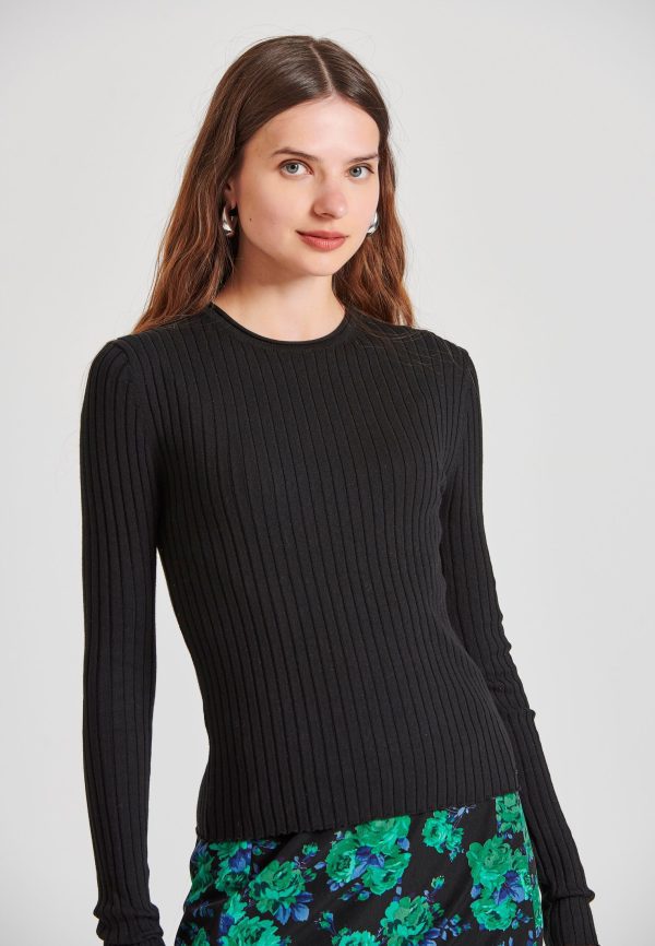 Women's crew neck pullover with raw edges - Image 2