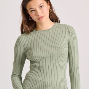 Women's crew neck pullover with raw edges