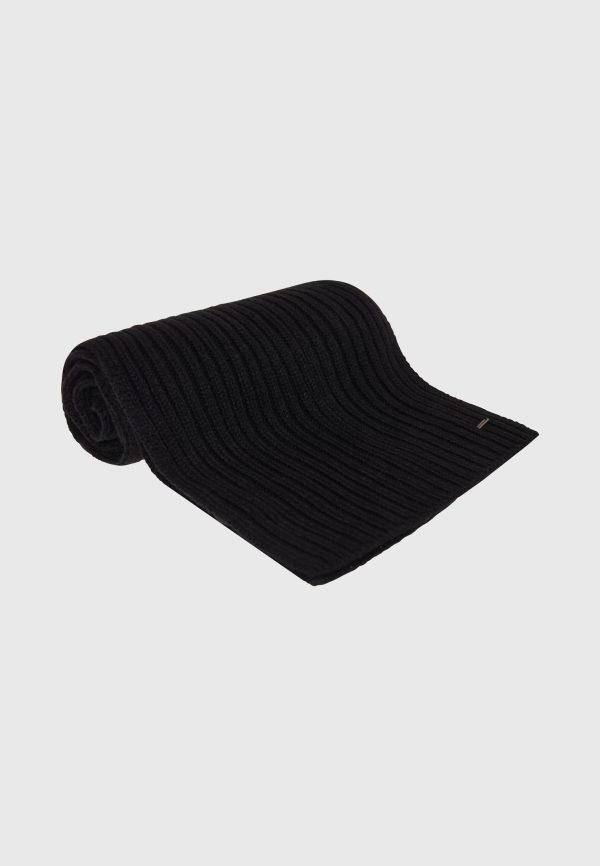 Cable knitted men's scarf