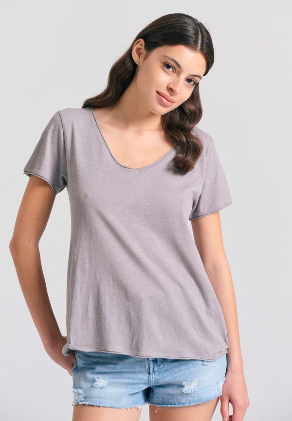 Women's V-neck t-shirt with raw edges - The essentials - Image 2