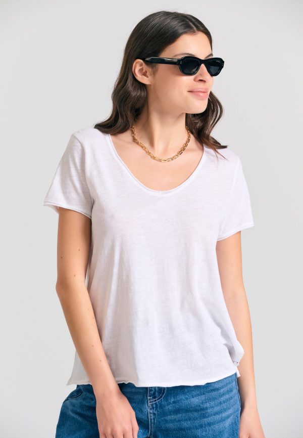 Women's V-neck t-shirt with raw edges - The essentials - Image 3