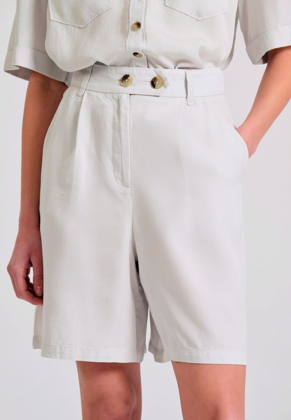 Lyocell garment dyed shorts with pleats - Image 2