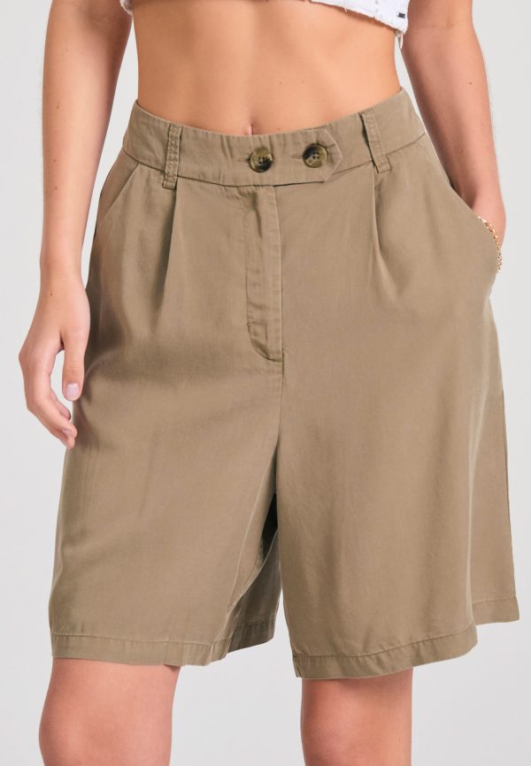 Lyocell garment dyed shorts with pleats - Image 3