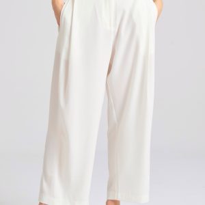 Loose fit pants with pleats on the waist