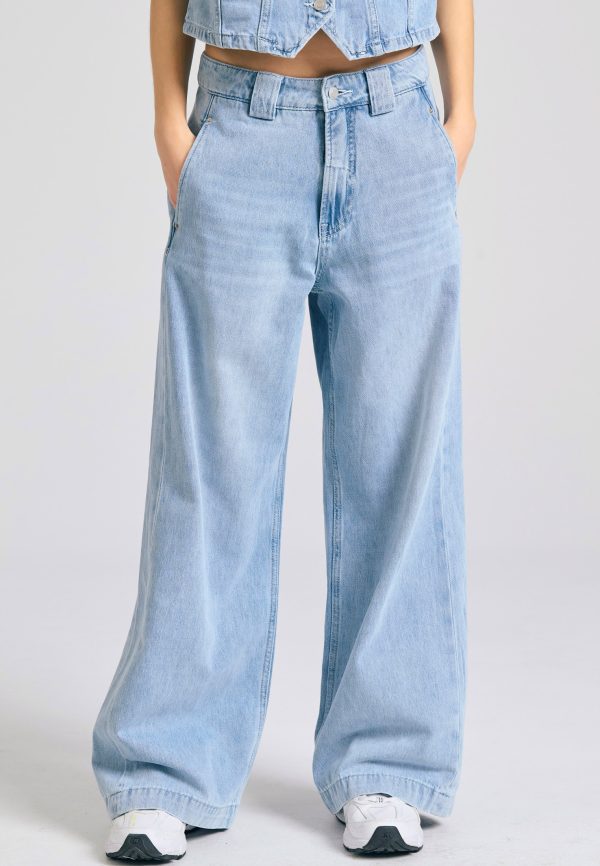 Women's loose fit jeans with washed effects
