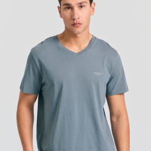 V-neck t-shirt with chest logo