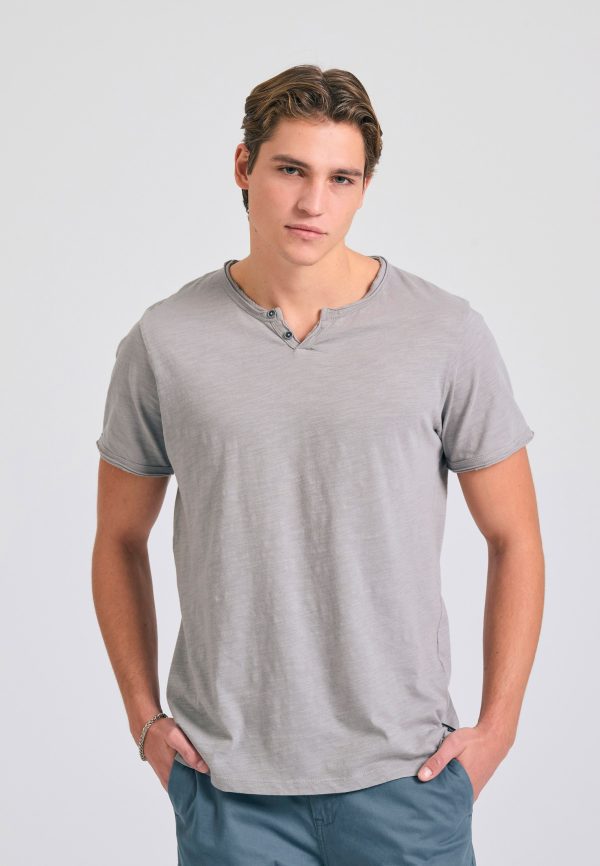 T-shirt with henley neck and raw cuts - The essentials - Image 4