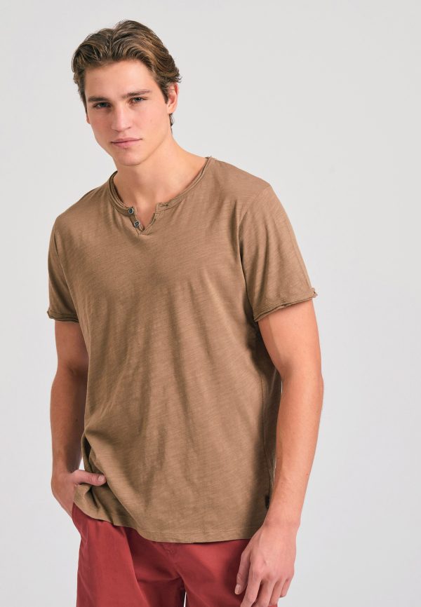 T-shirt with henley neck and raw cuts - The essentials - Image 7
