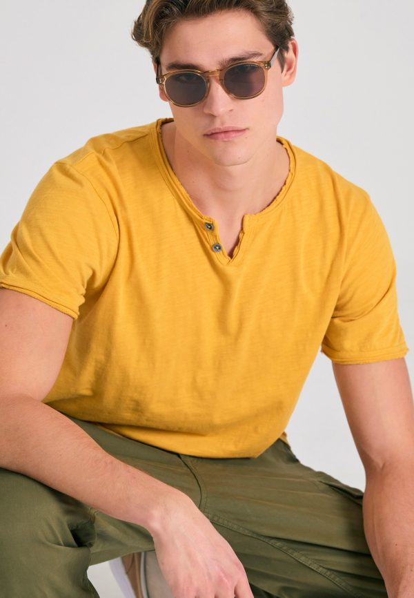 T-shirt with henley neck and raw cuts - The essentials - Image 3