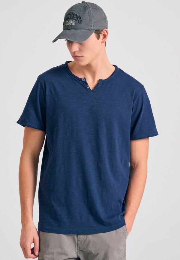 T-shirt with henley neck and raw cuts - The essentials - Image 2
