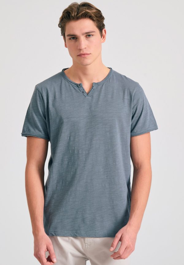 T-shirt with henley neck and raw cuts - The essentials - Image 11