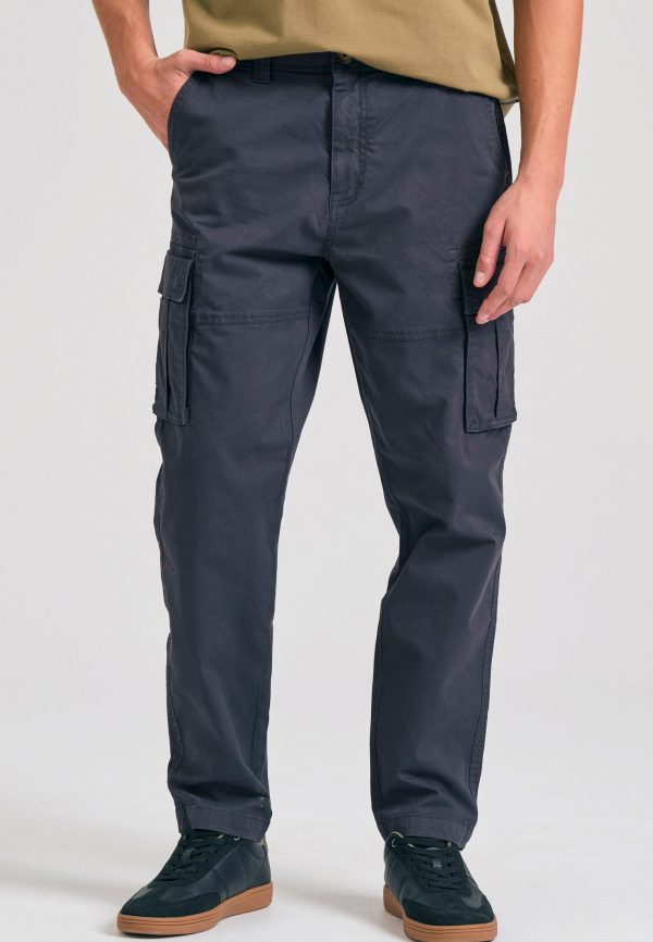 Men's tapered fit cargo pants in jacquard pattern